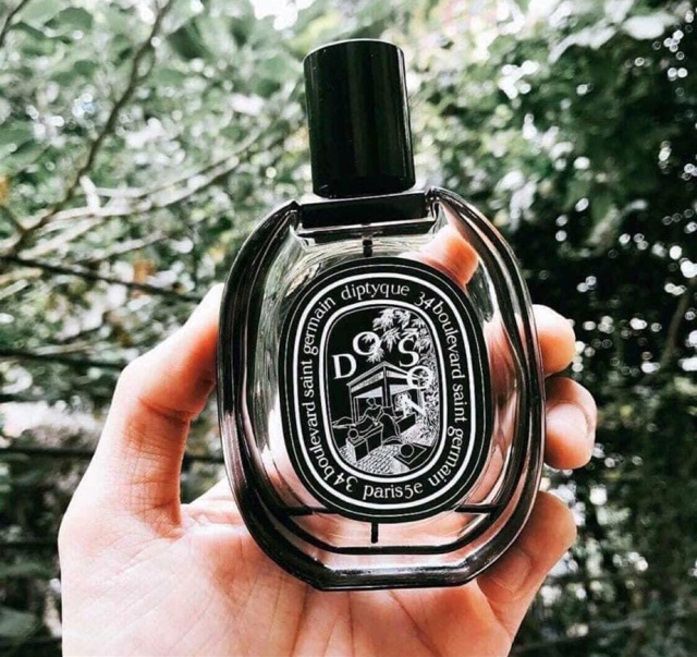 Diptyque Do Son Eau de Parfum 75ml กลิ่นทู้ปโรสติดทนนาน ความหอมที่ชวนให้คุณนึกถึงโมงยามพระอาทิตย์ลับฟ้า พร้อมเผยภาพดอกไม้สีขาวโดดเด่นท่ามกลางความมืดของเจดีย์ไม้